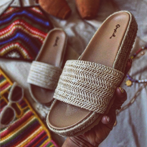🚨FEW PAIRS LEFT🚨// Beige woven Slide Mule - Picture 5 of 5
